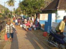 Komunitas mobil dan motor berlomba-lomba bantu warga